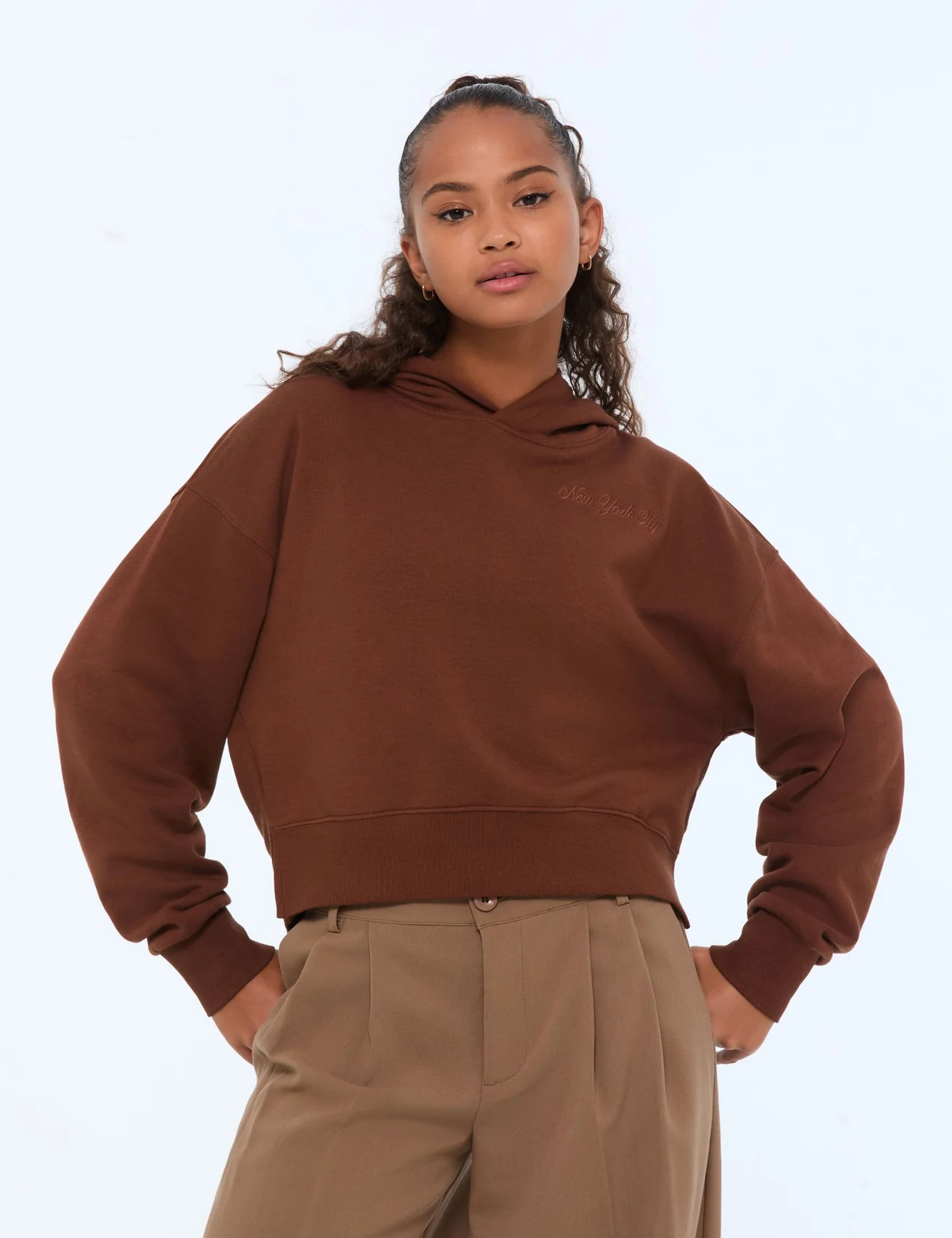 Sweatshirt court à message marron foncé