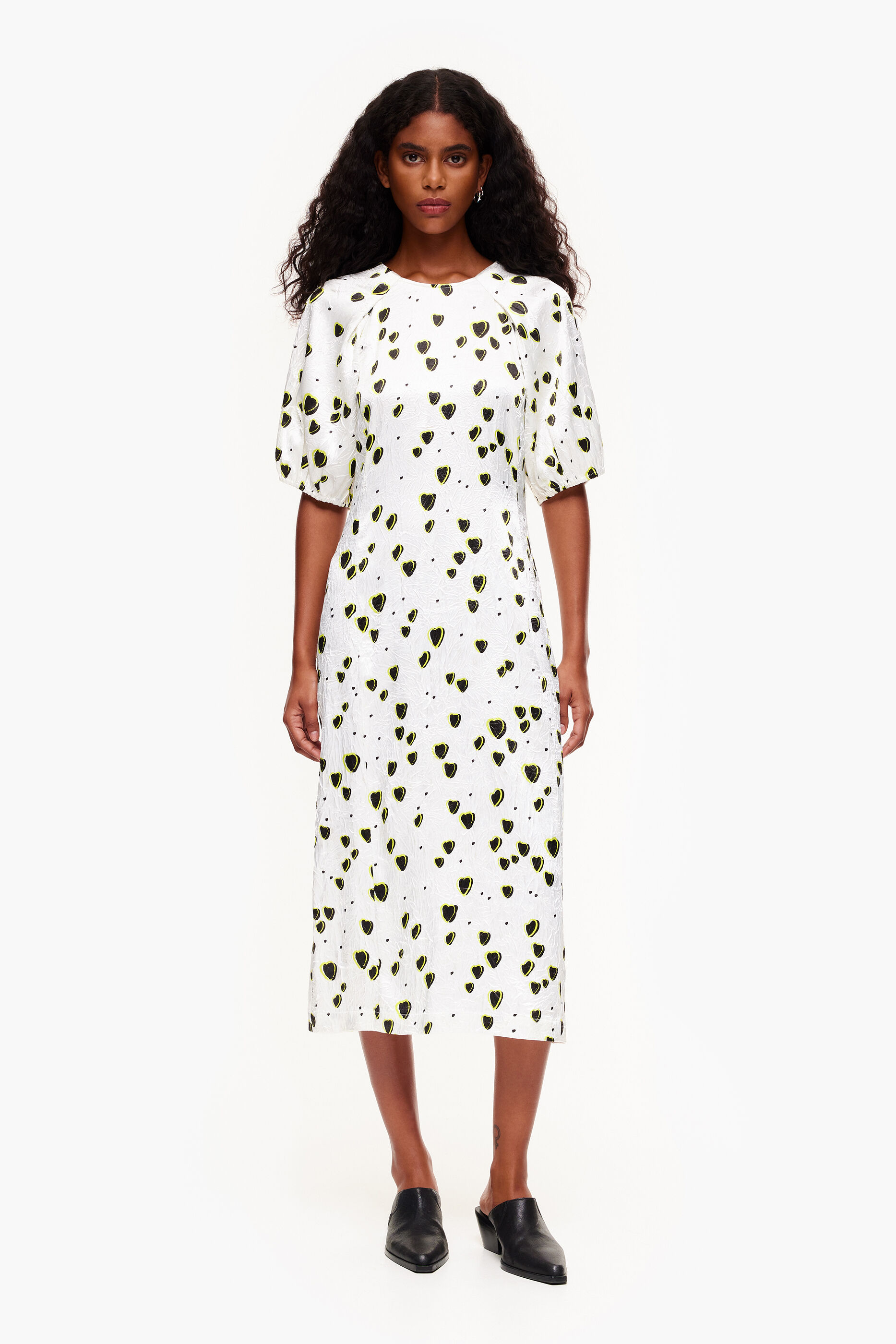 Vestido midi fluido com estampa de pequenos corações