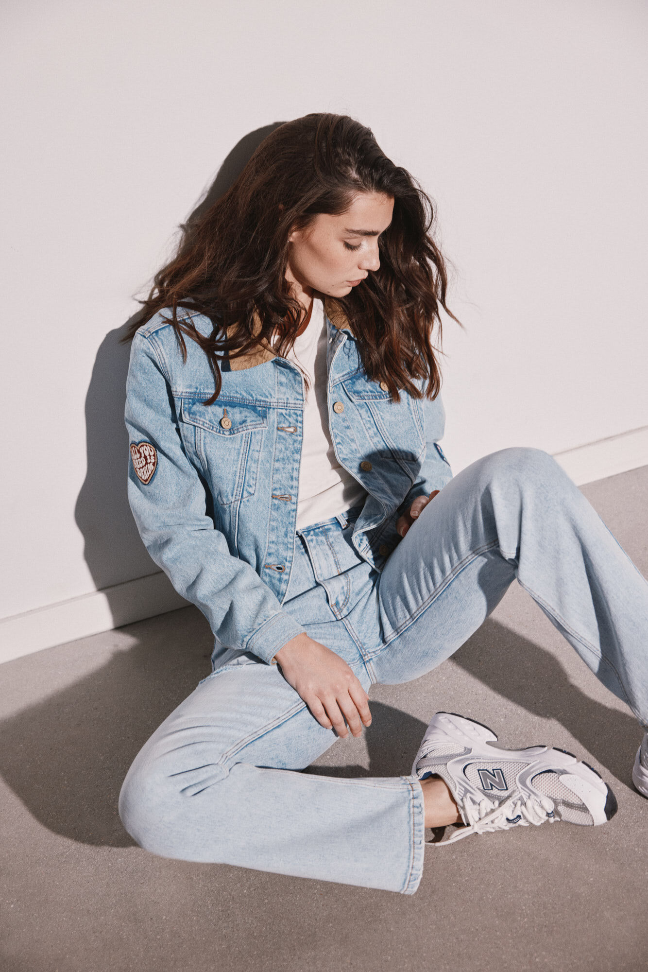 Jaqueta jeans com patch de aniversário