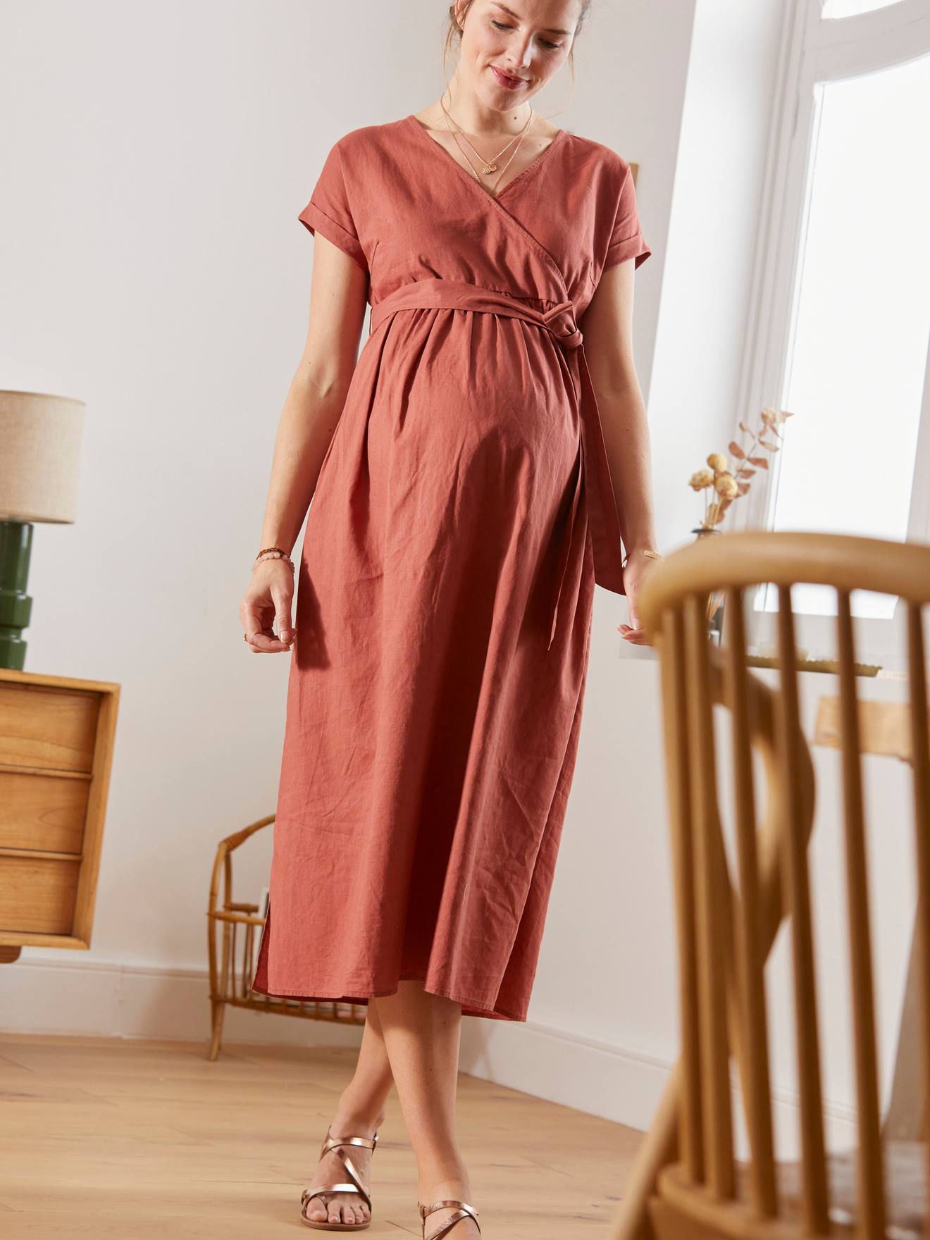 Vestido longo envelope em algodão e linho, ideal para gestantes e lactantes, cor vermelha lisa tamanho médio.