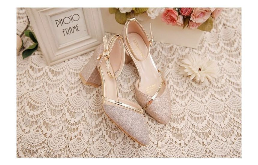 Terute - Puntige neus met blokhak en enkelbandje, glitter D'Orsay pumps
