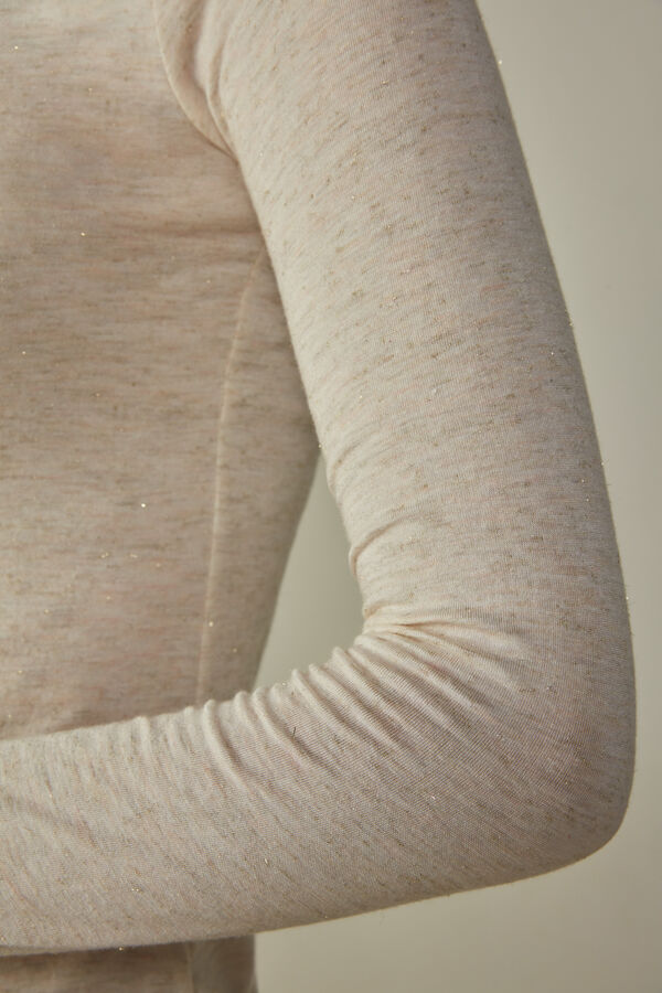 Camiseta leve de gola alta em modal com detalhes em cashmere lamê.