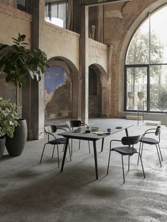 &tradition Pavilion AV4 stoel zwart eiken, cognac Silk Leather