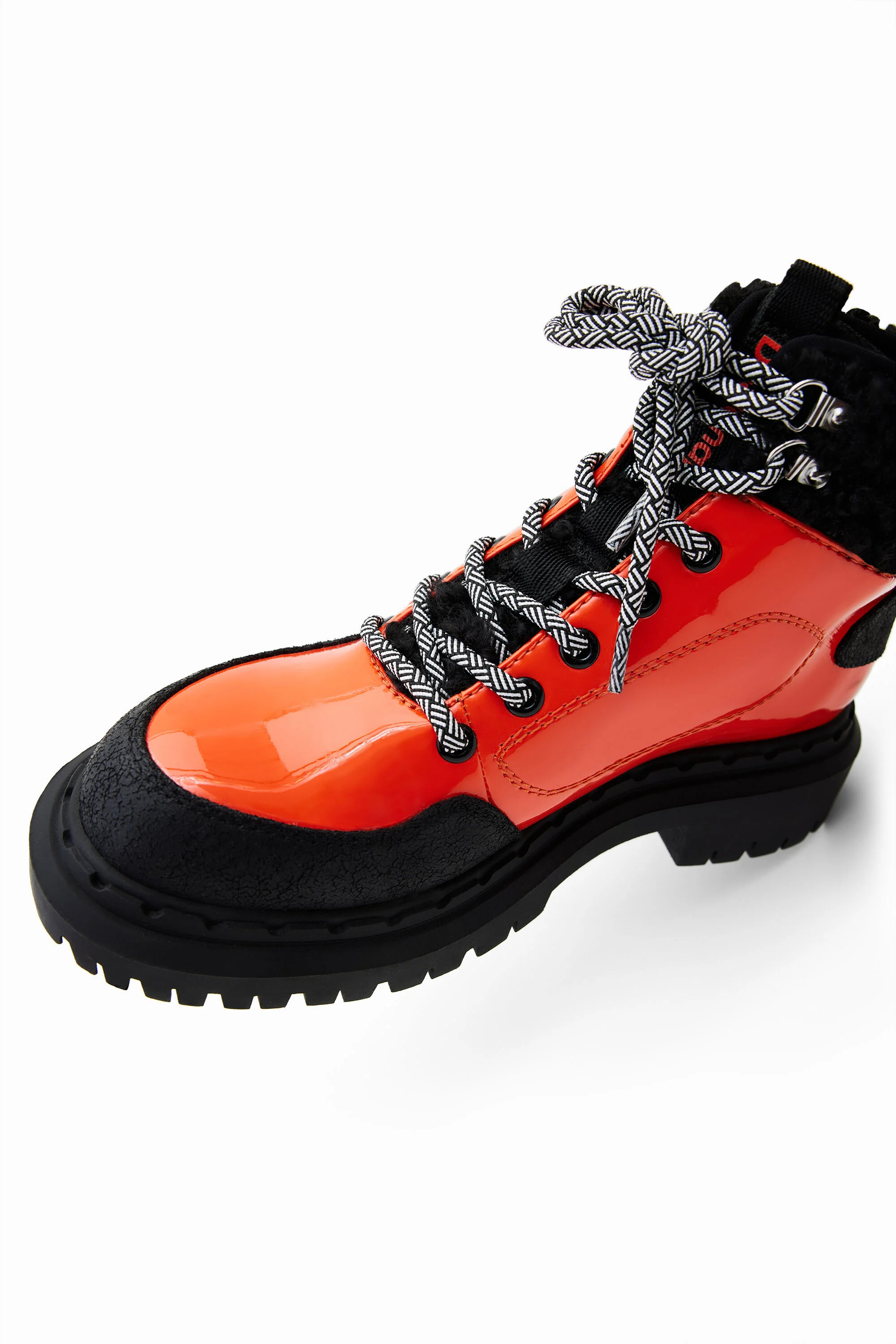 Bota trekking cordones