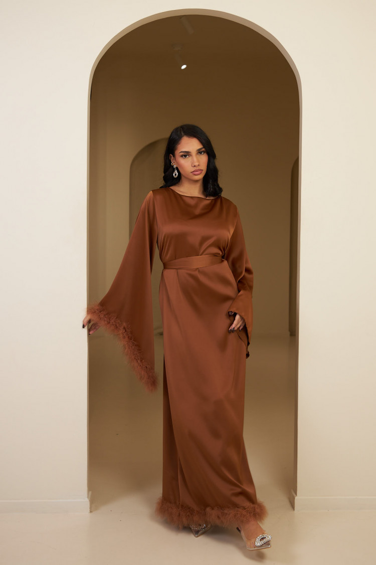 Robe longue marron satinée et ceinturée à plumes