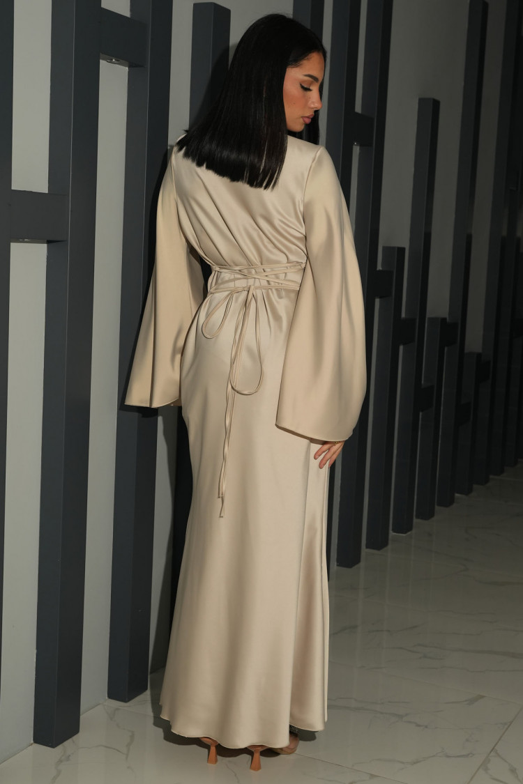 Robe ample satinée et ajustable au dos beige