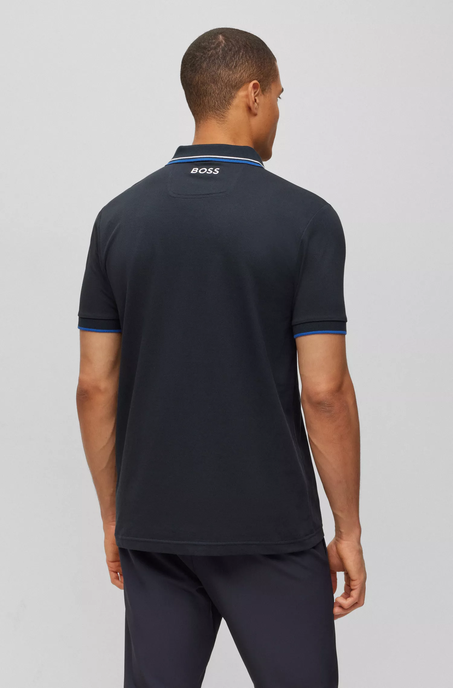Camisa polo BOSS em mistura de algodão verde com logotipos contrastantes.