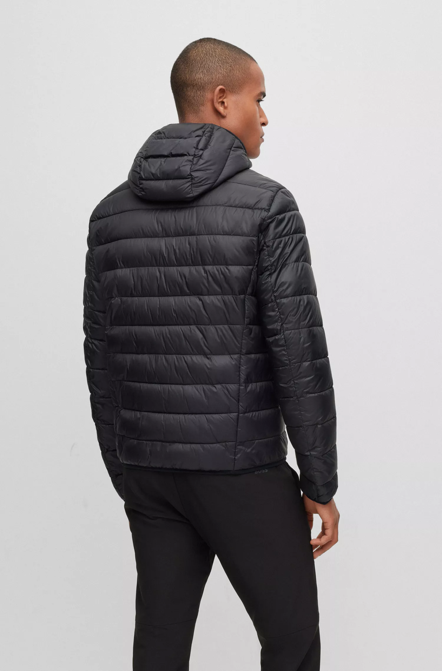 Jaqueta puffer verde-água da BOSS com detalhes da marca.