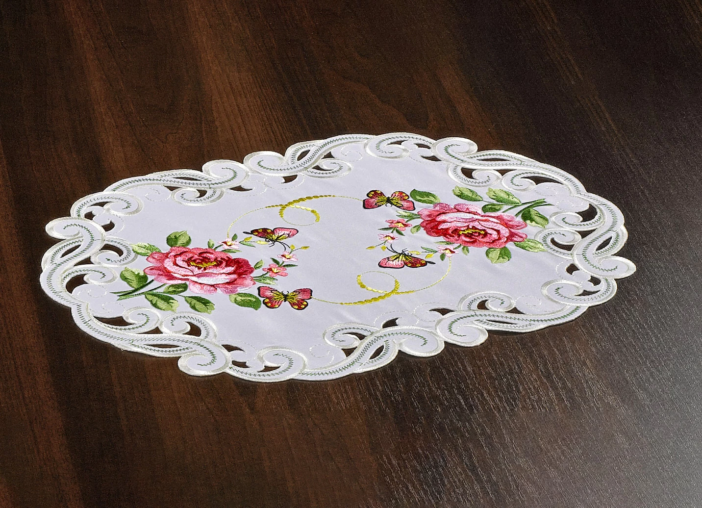 Tisch- und Raumdekoration mit Rosen-Motiven