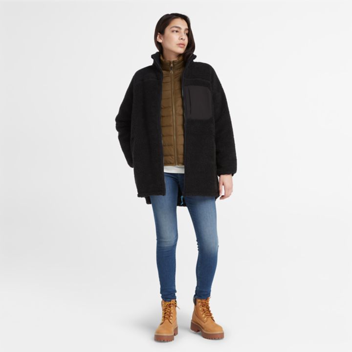 Jaqueta longa de lã polar feminina na cor preta.