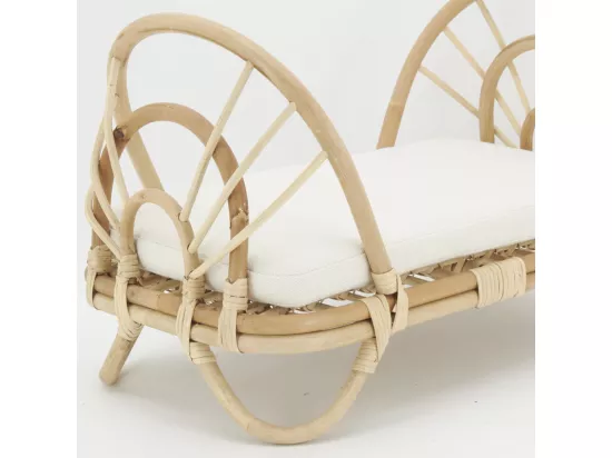 Lit de poupée en rotin naturel + coussin
