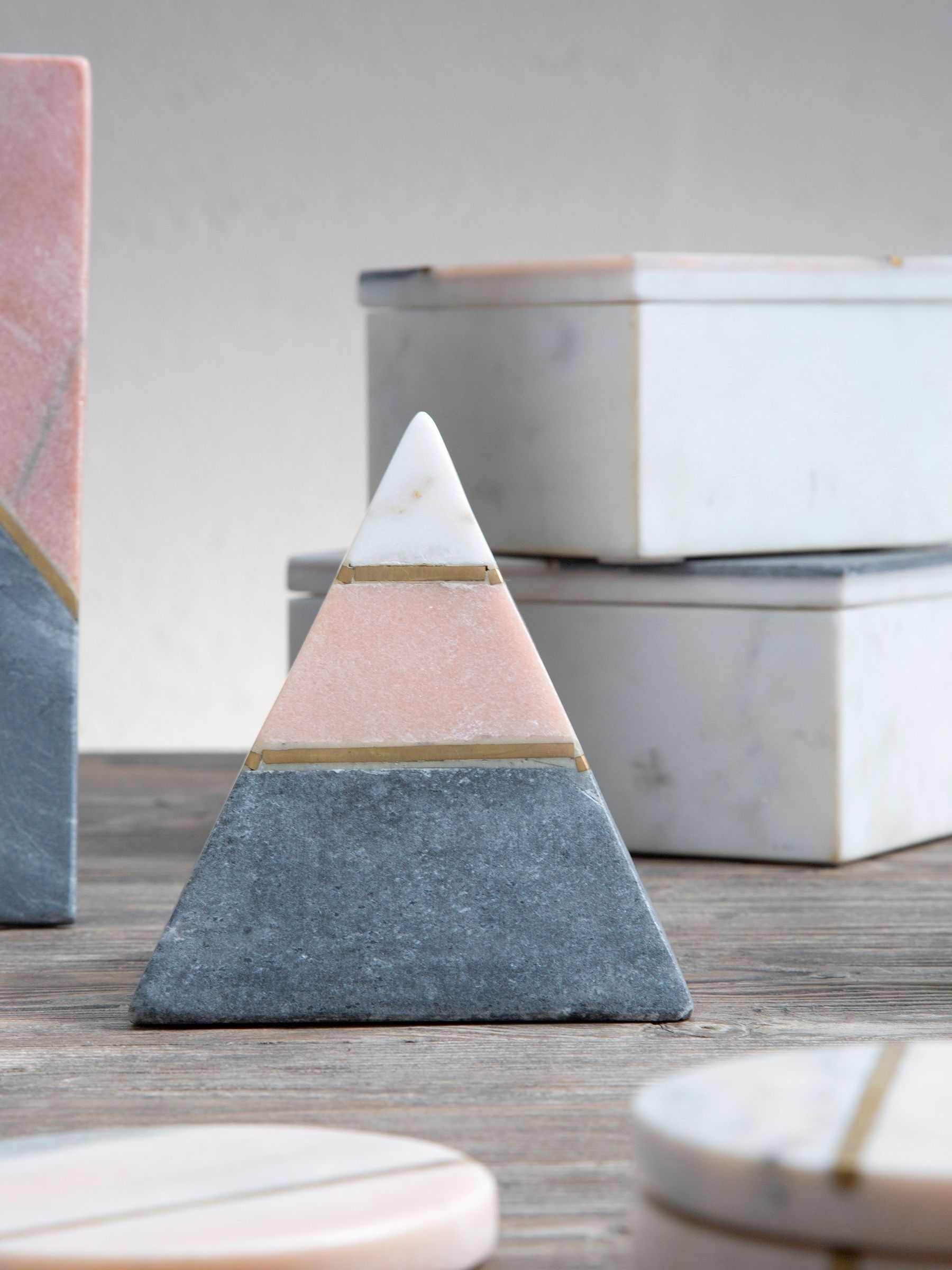 Fifty Five South handgemaakte Kira Deco Pyramid sculptuur