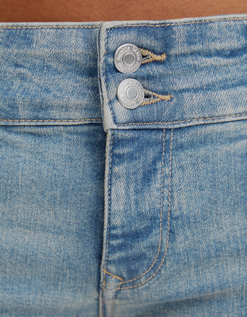 calça jeans bootcut de cintura baixa