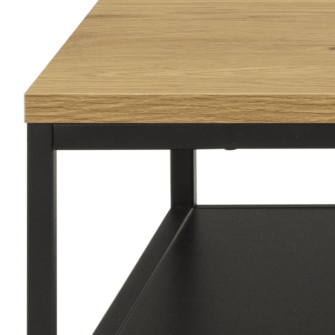 Gila sofabord Melaminplate i eik med sort melaminhylle og matt sort pulverlakkert stålunderstell. 120x60x42cm