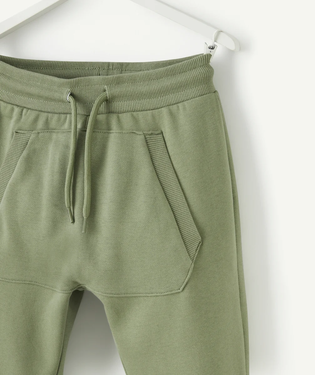 JOGGING GARÇON VERT EN FIBRES RECYCLÉES AVEC POCHE KANGOUROU