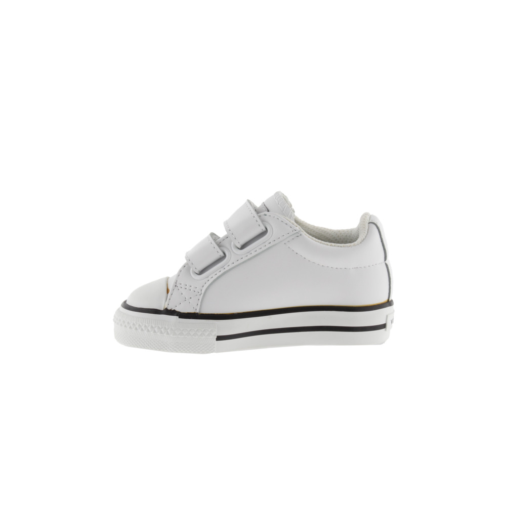 Tênis Victoria Tribu monocromático branco em couro sintético com fecho de velcro.