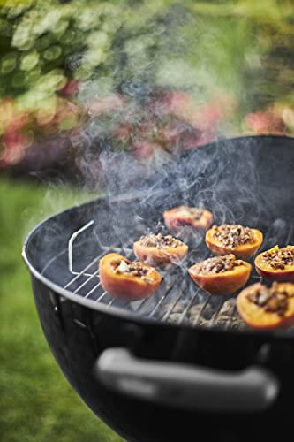 Weber Classic Kettle barbecue au charbon de bois, surface de cuisson Ø 57cm, barbecue avec couvercle et cuve en acier emaillé, thermomètre intégré au couvercle, trépied et roues – Noir (1341504)