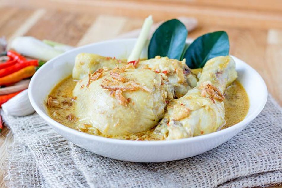 Opor Ayam: kip in witte kerriesaus
