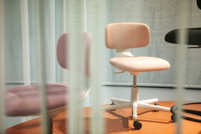 Vitra Rookie bureaustoel low yellow/pastel green, grijs onderstel