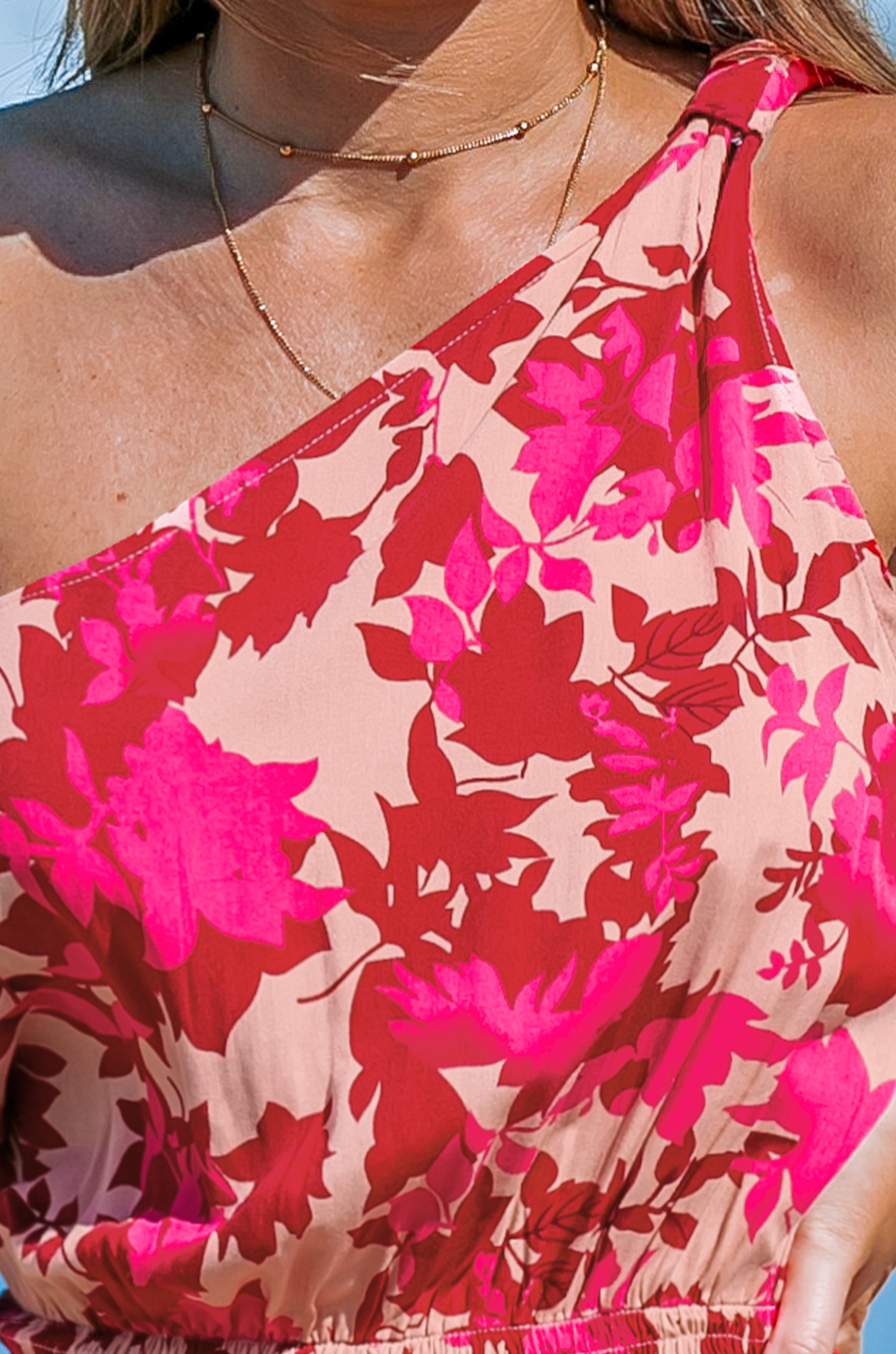 Robe mini avec taille à smocks et une épaule