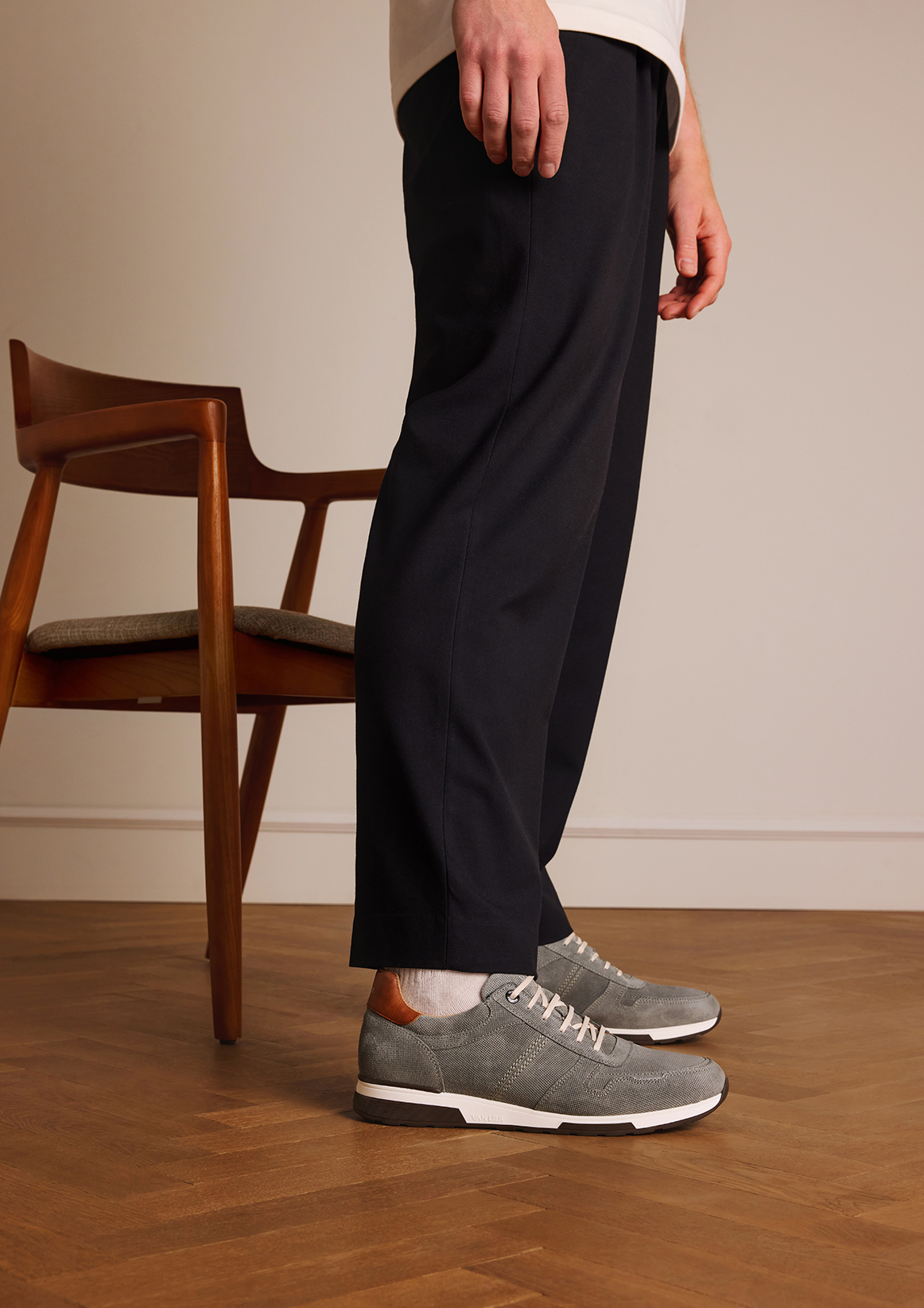 Grijze suède sneakers met leren details