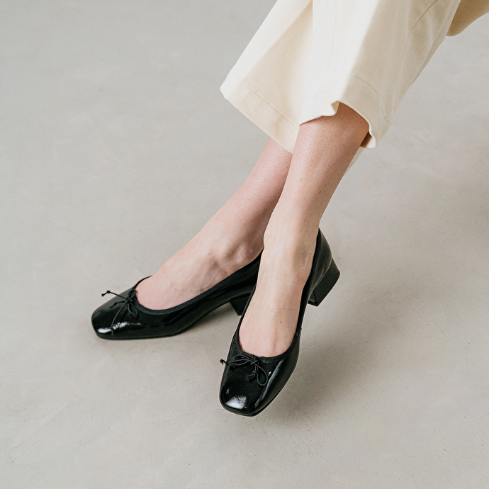 Ballerines à talons et bouts carrés  en vernis plissé noir