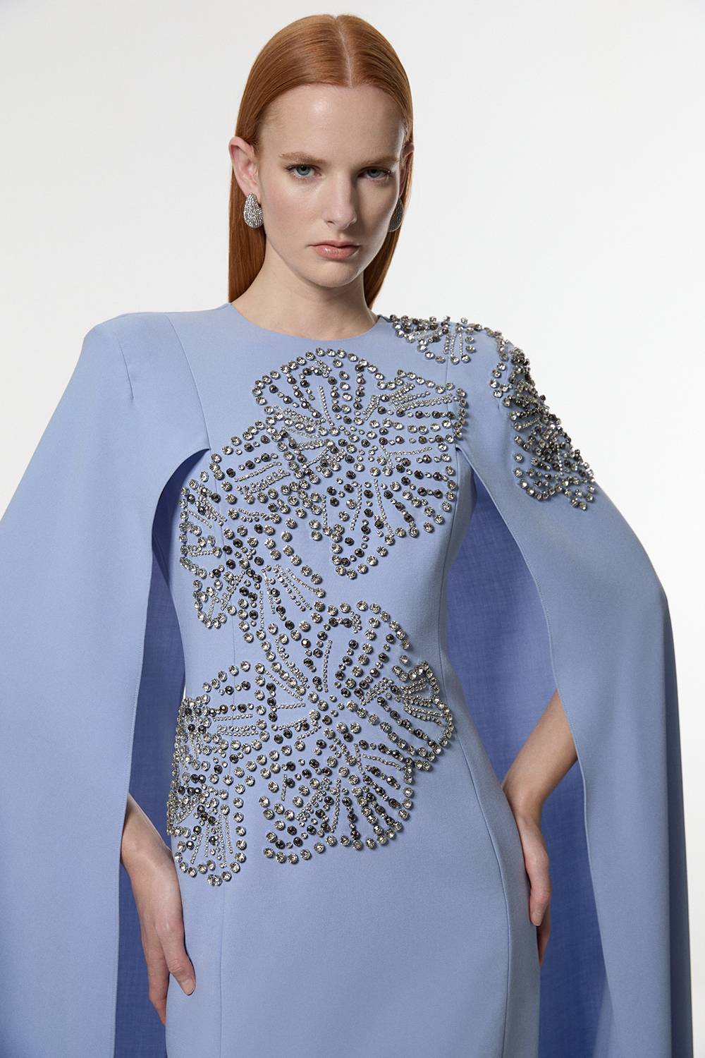 KarenMillen Robe Maxi Dramatique à Cape pour Petites, à Imprimé Floral et Ornée de Cristaux