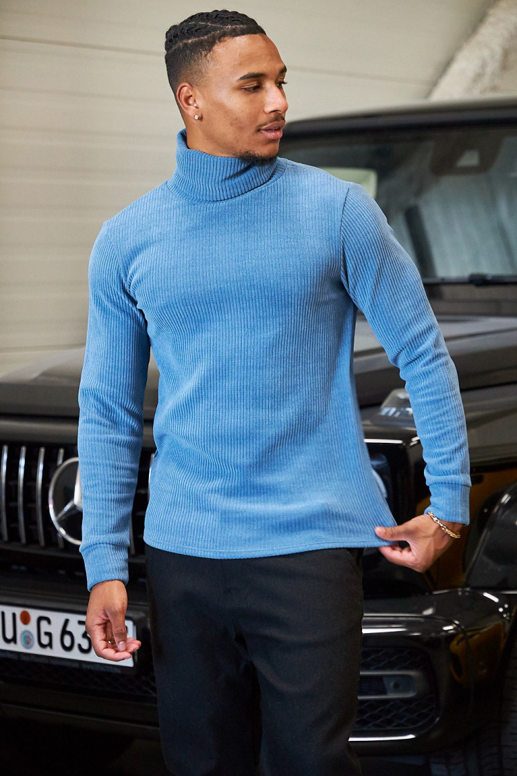 Pull bleu col roulé en velours côtelé