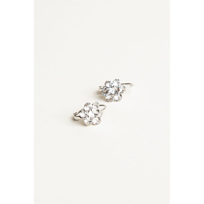 Veritas-Swarovski oorhangers met kleine bloem