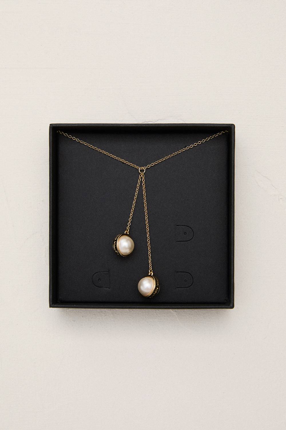 KarenMillen Collier à double pendentif en perle, logo, plaqué or 14kt