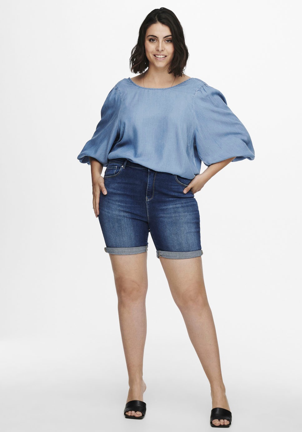 ONLY CARMAKOMA Jeansshorts , mit leichten Abriebeffekten