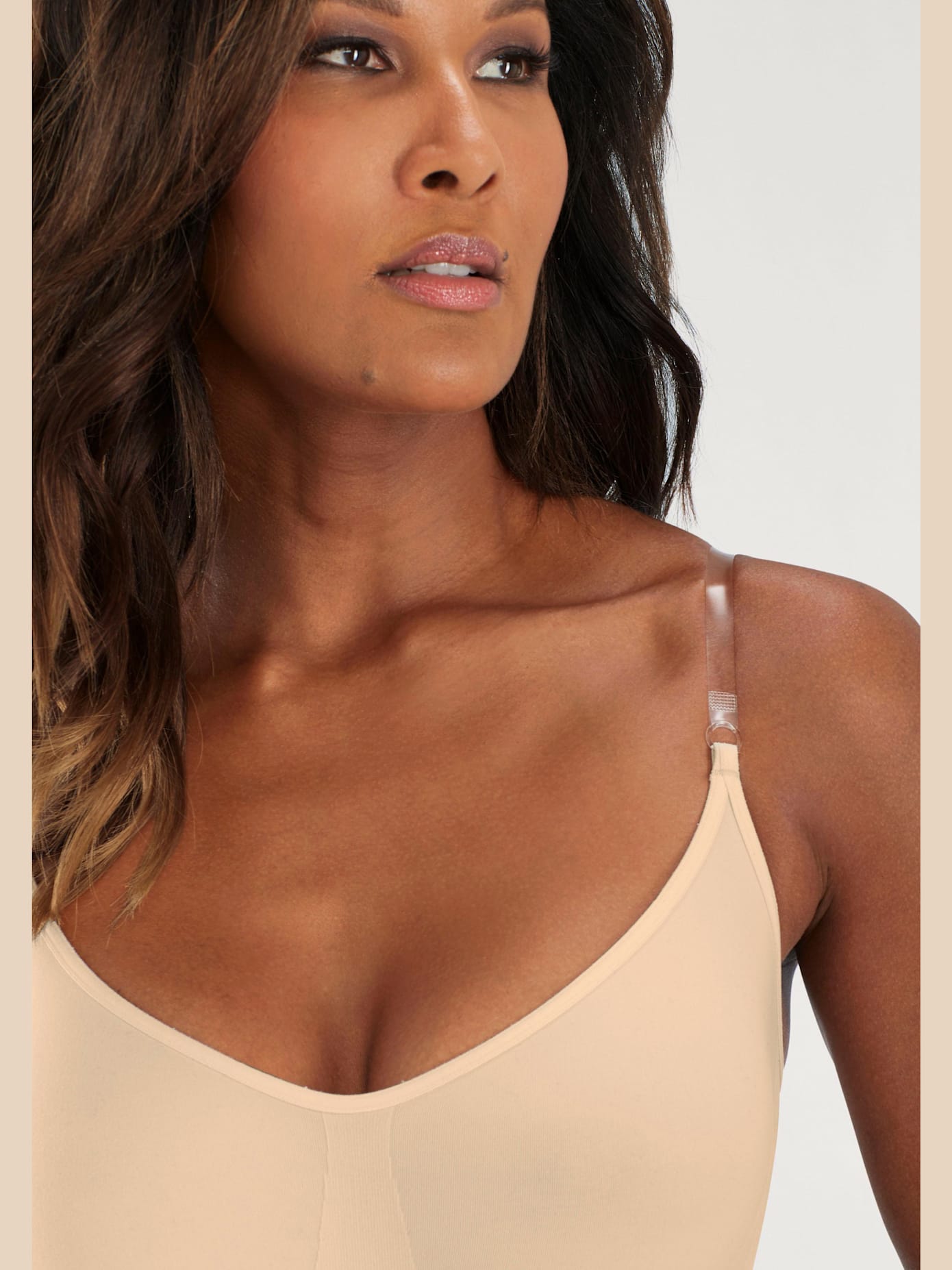Robe modelante avec bretelles transparentes
