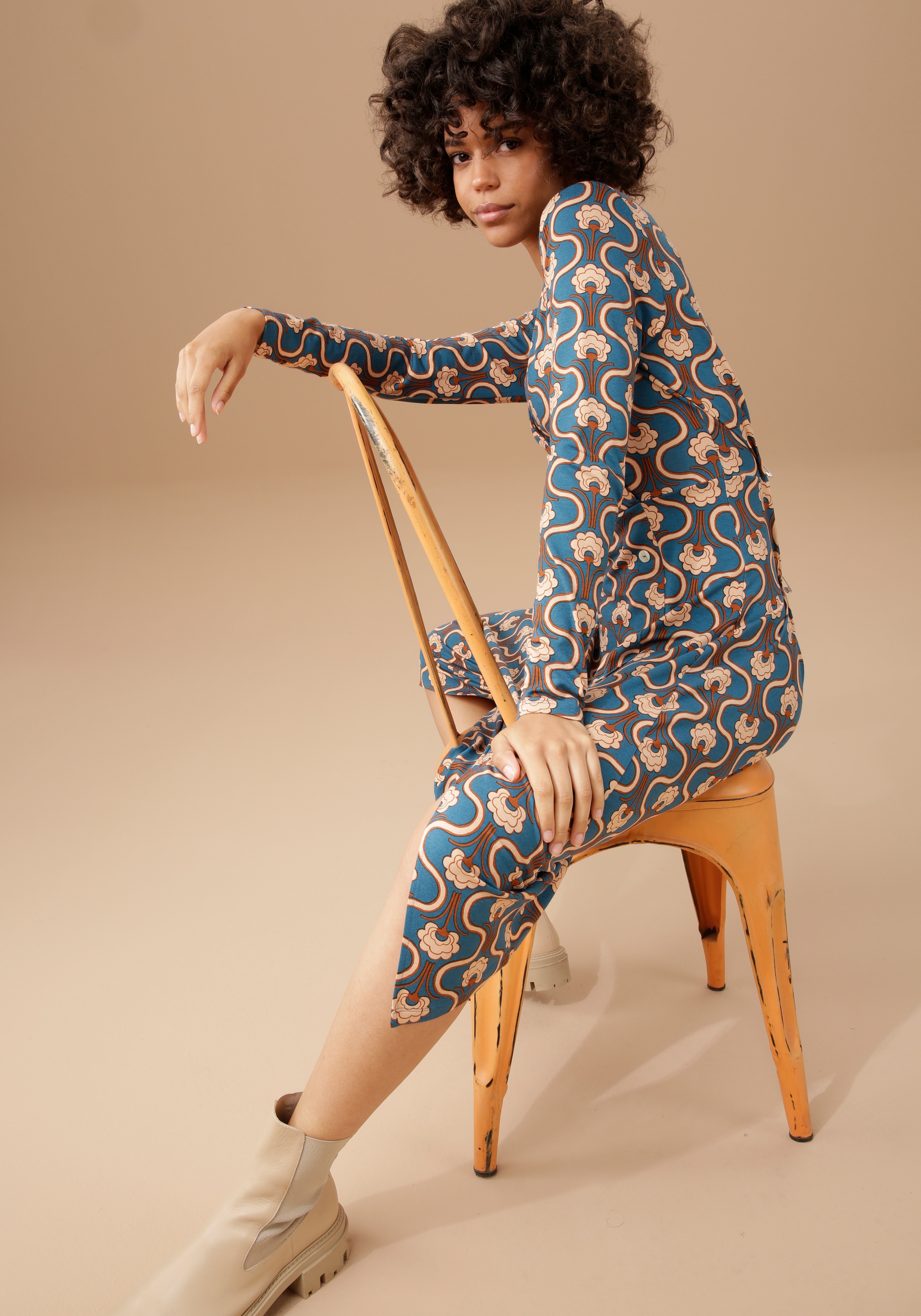 Aniston CASUAL Jerseykleid mit trendigem Retromuster bedruckt