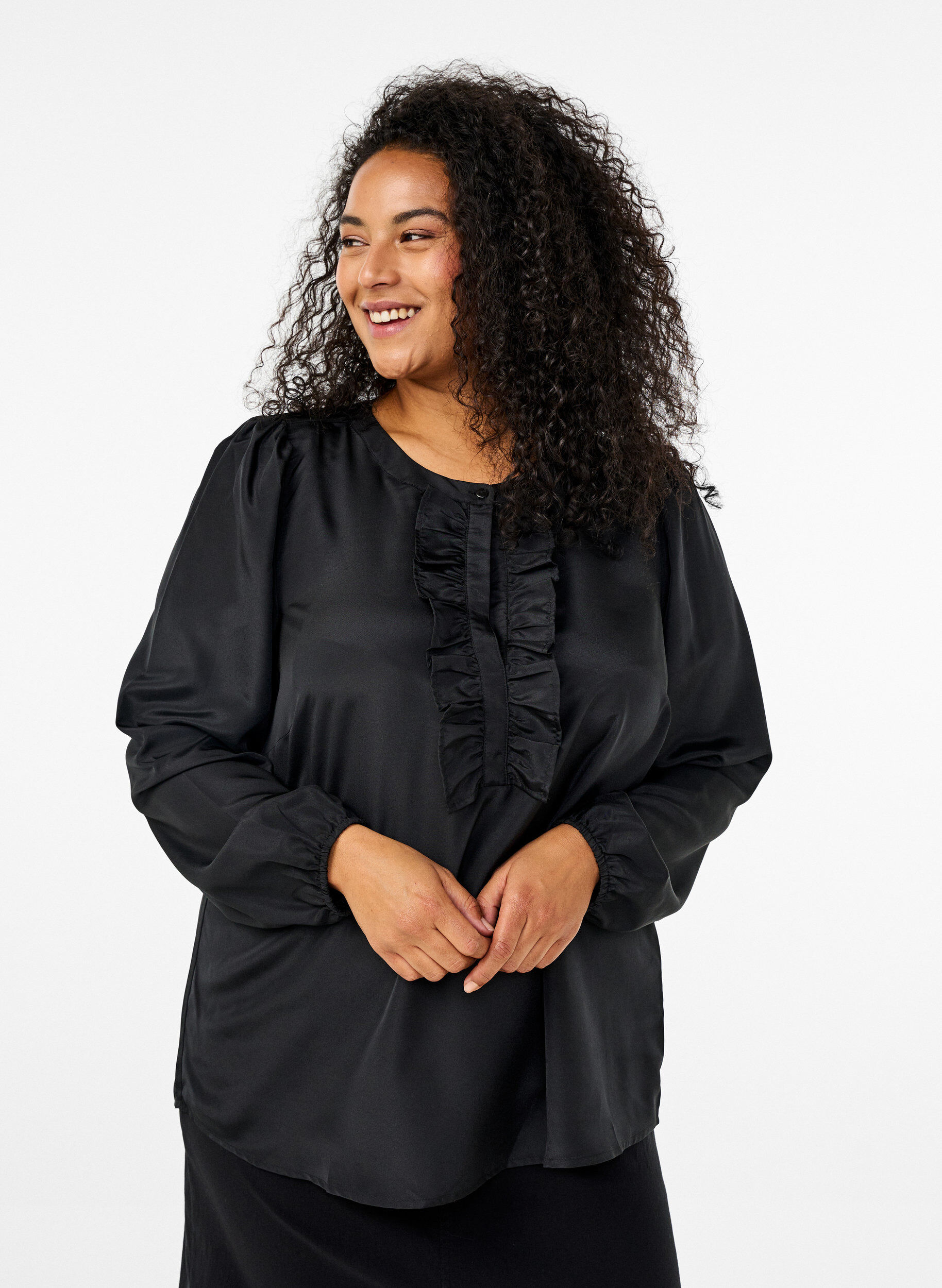 Satinbluse med flæsedetalje