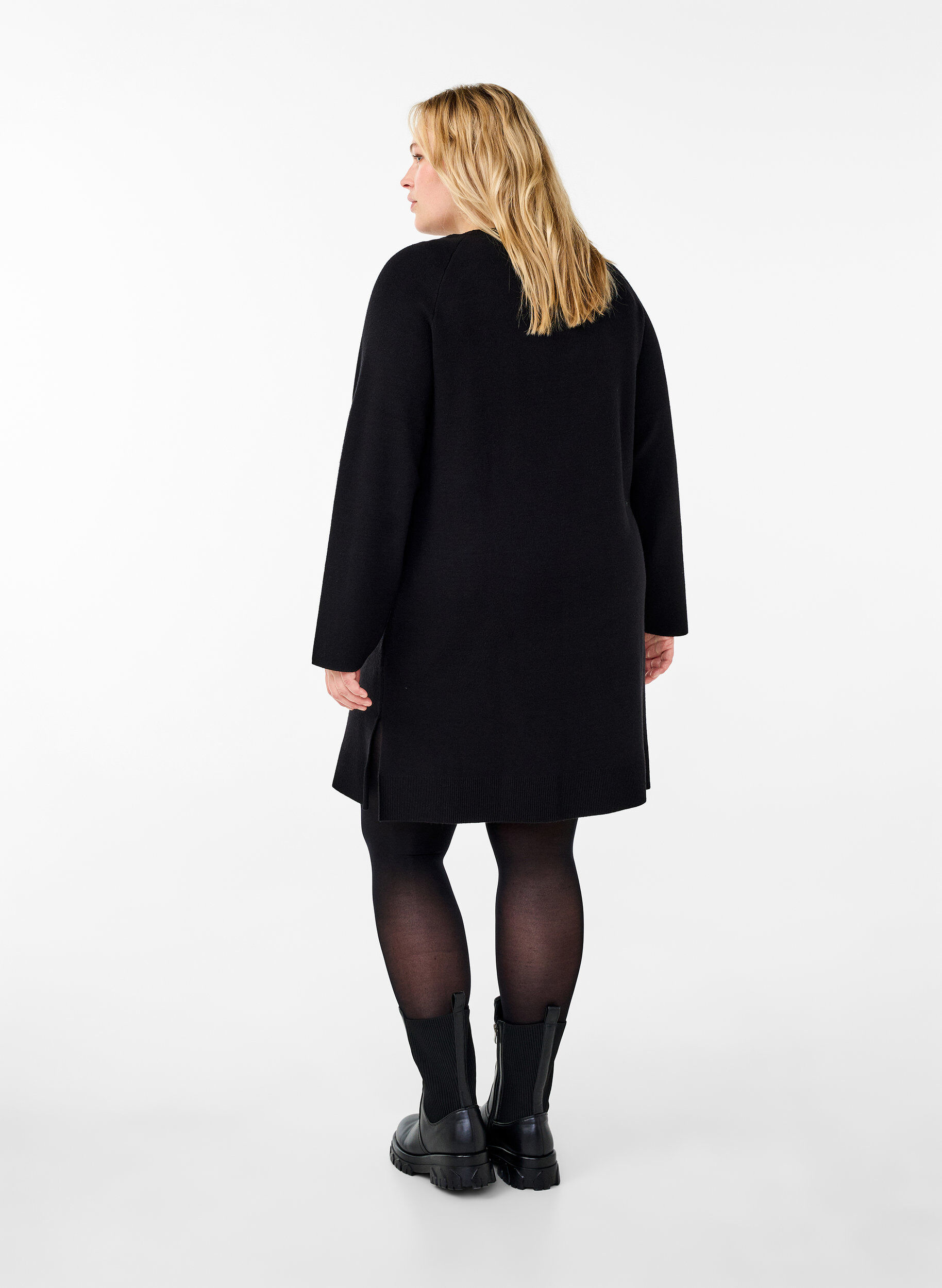 Strikkjole med rund hals og slids