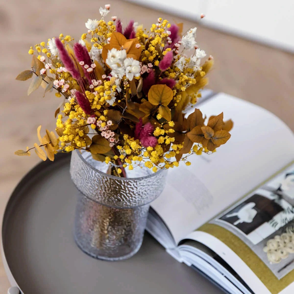 Levendig: gele eucalyptus en magenta in een gedroogd bloemenarrangement