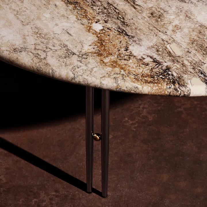 Gubi - IOI Coffee Table, Ø 100 cm, schwarz matt / Travertin rippled beige