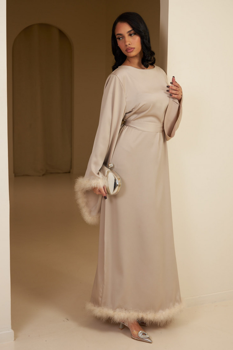 Robe longue beige satinée et ceinturée à plumes