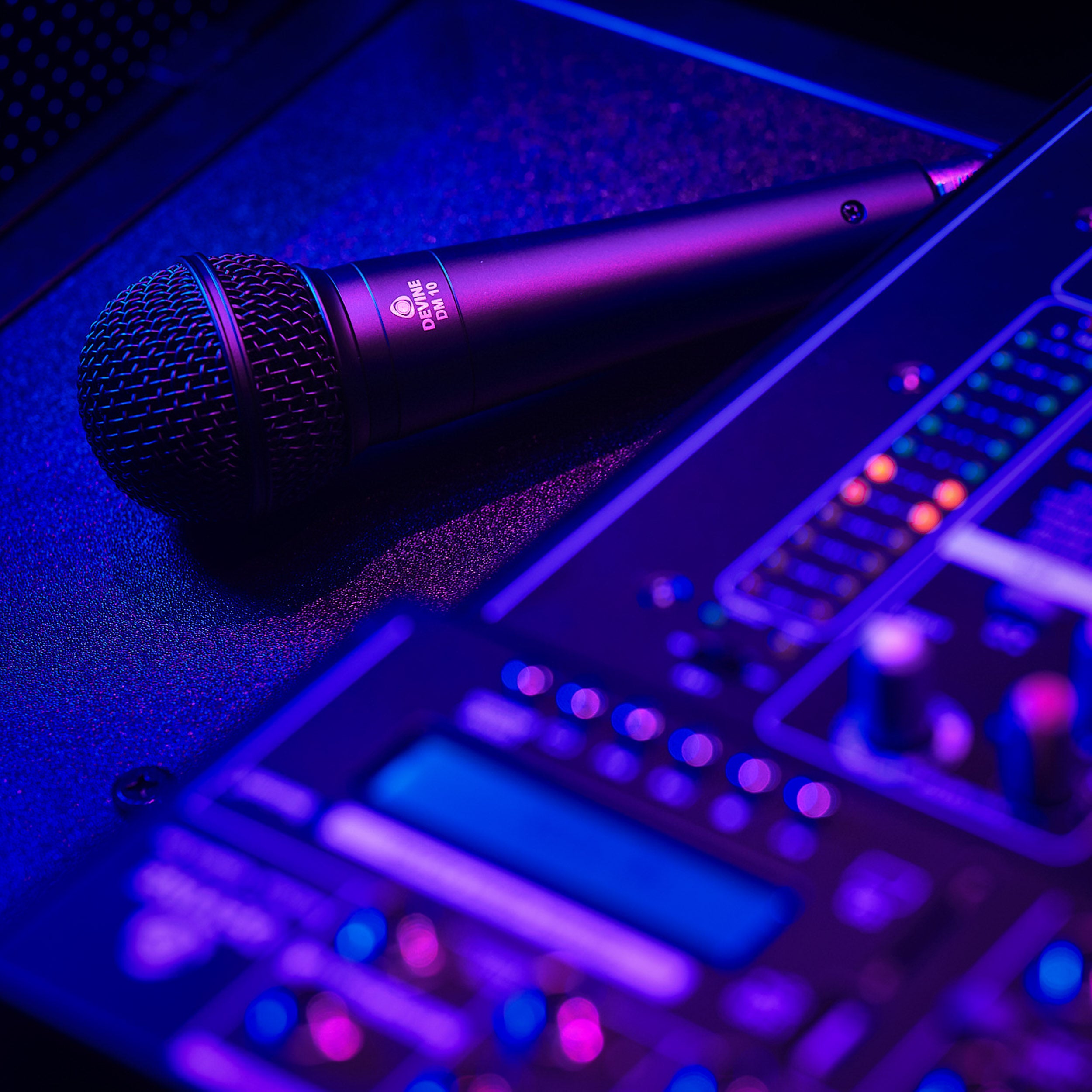 Devine MixDesk 802FX met DM 10 microfoon en kabel