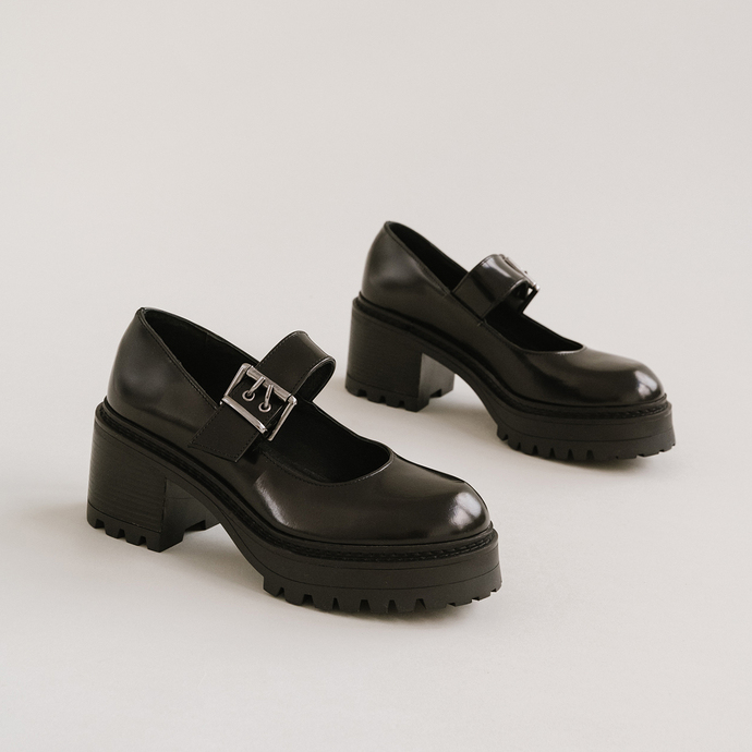 Babies à brides et semelles crantées  en cuir glacé noir