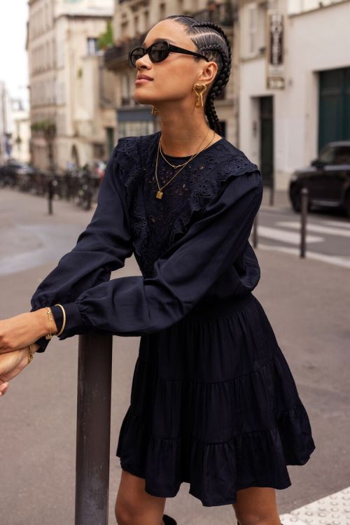Donkerblauwe jurk met embroidery en ruffles
