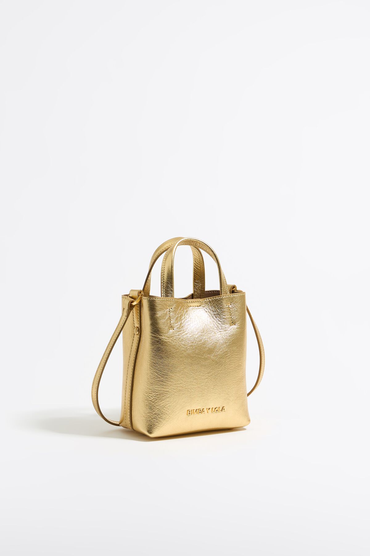 Bolsa mini de couro com estampa de Chihuahua na cor dourada.