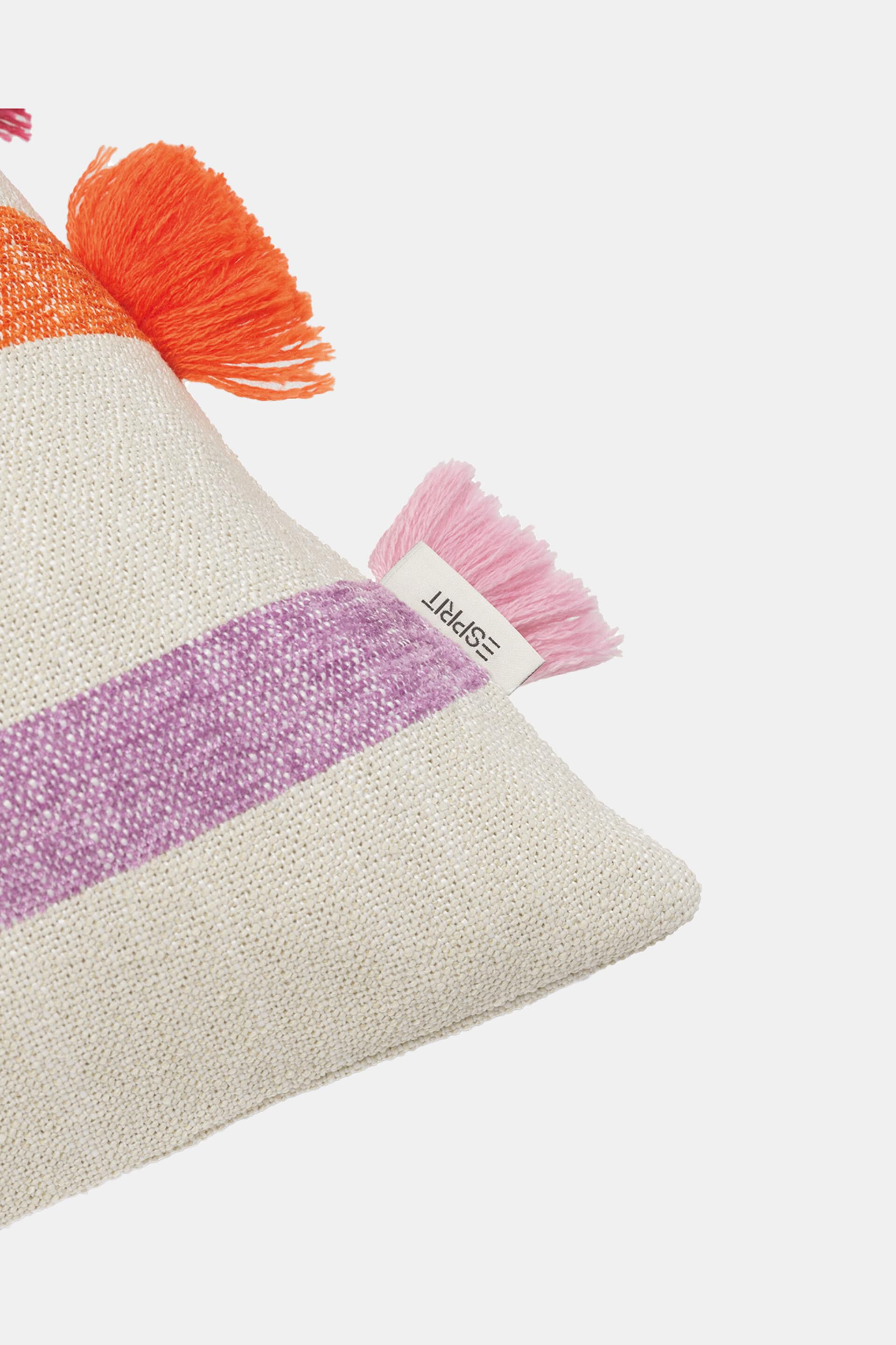 Housse de coussin rayée ornée de houppes