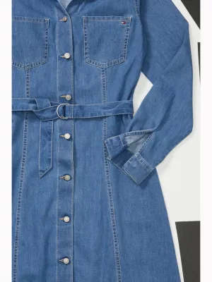 Vestido jeans evasê na altura do joelho com modelagem adaptável