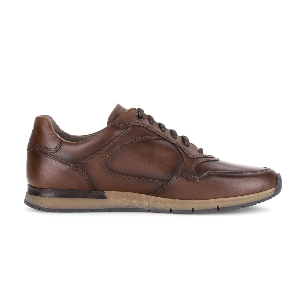 Lage sneaker bruin