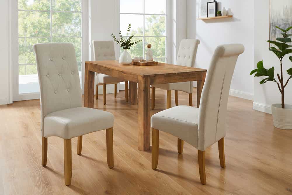 Design Stuhl CASA beige Leinen Massivholzbeine mit Zierknöpfen und Nackenrolle