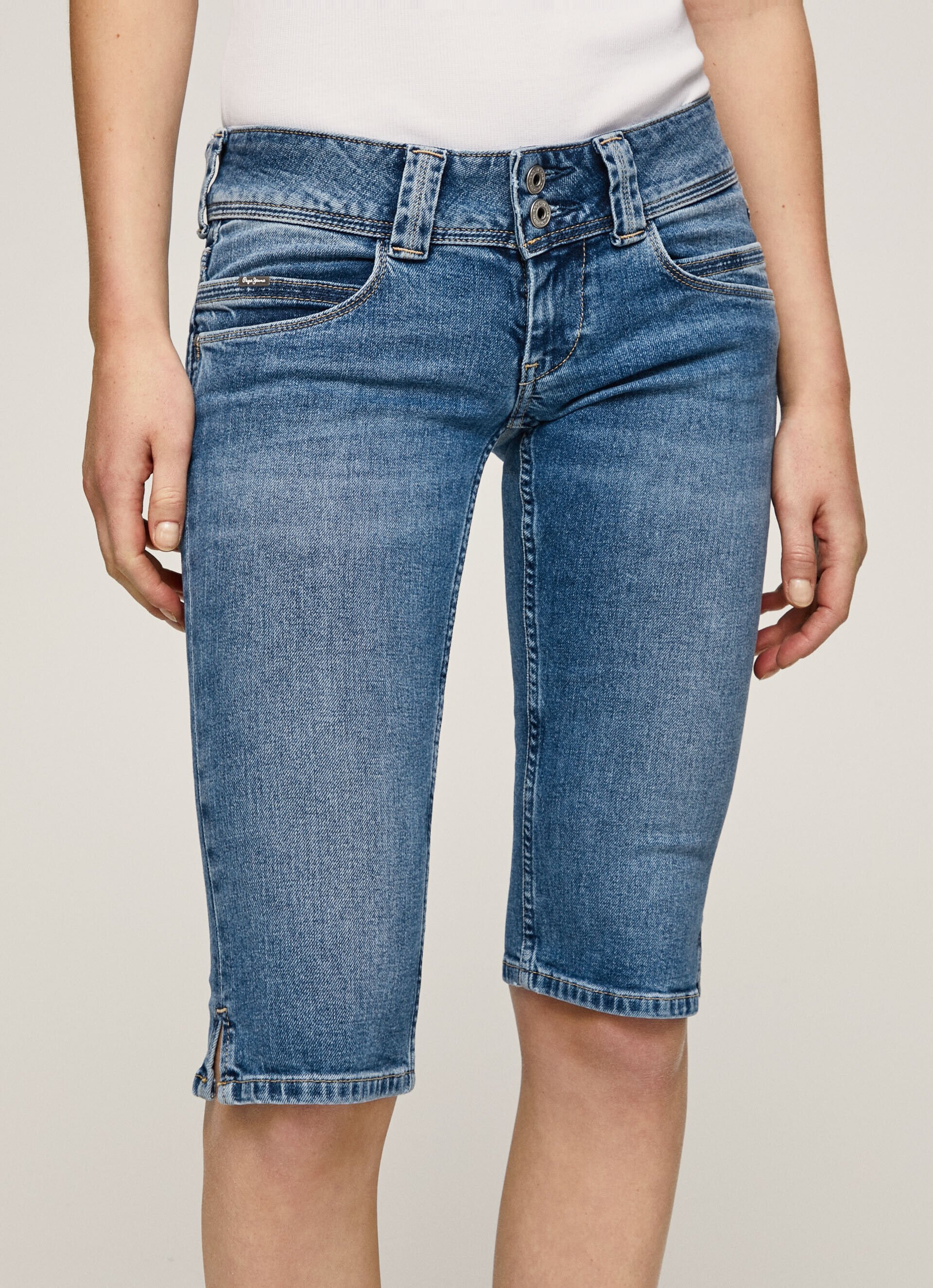 CALÇA JEANS CURTA 3/4 CORTE REGULAR - jeans