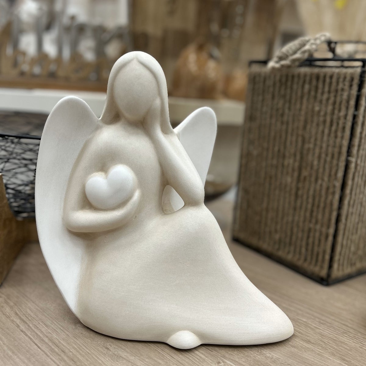 Gilde Engelbeeldje, hoogte 27 cm, breedte 26 cm, crèmekleurig keramiek