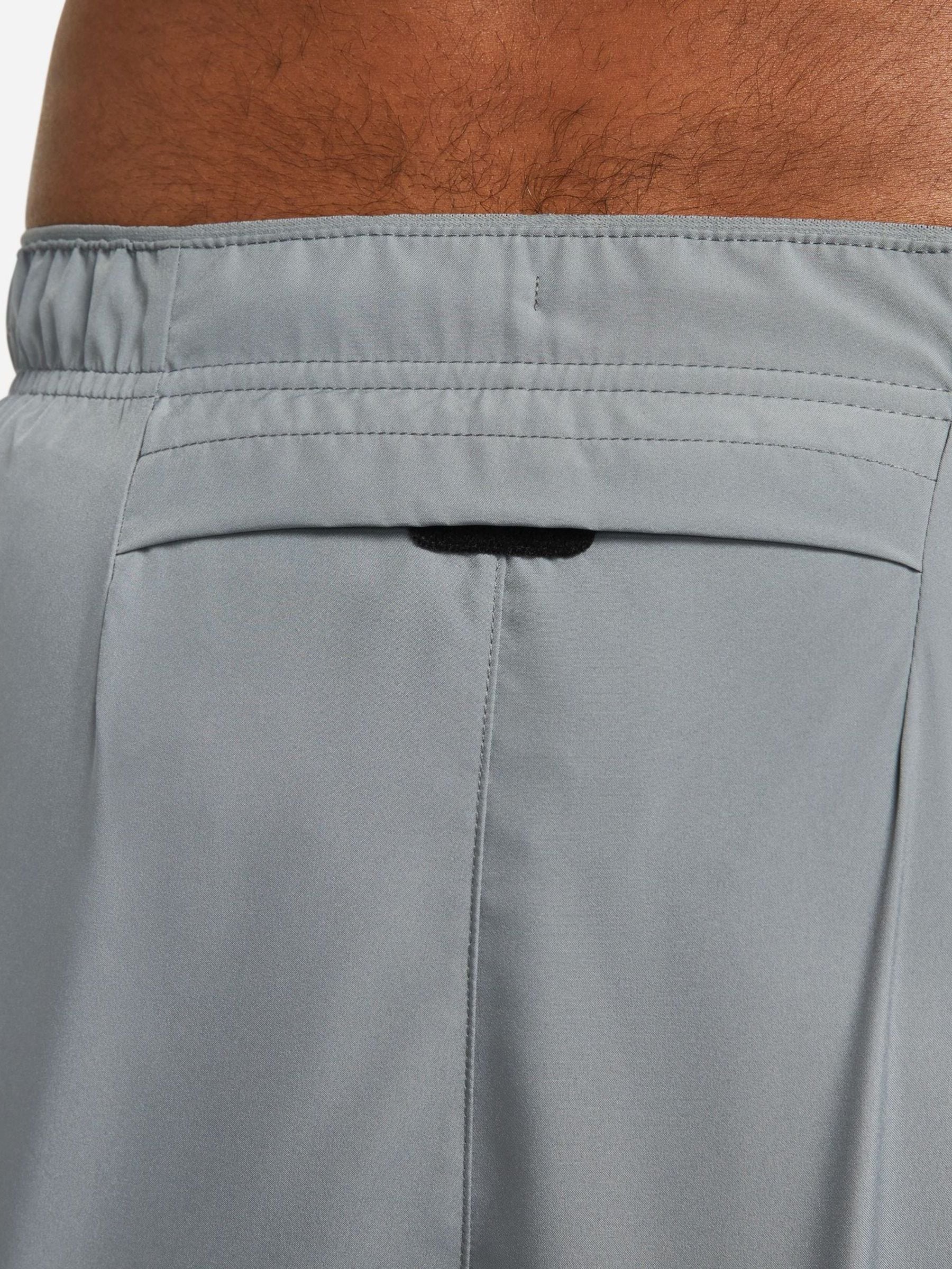 Lichtgrijs - Nike Dri-FIT Challenger 5 Inch hardloopshorts met slipvoering