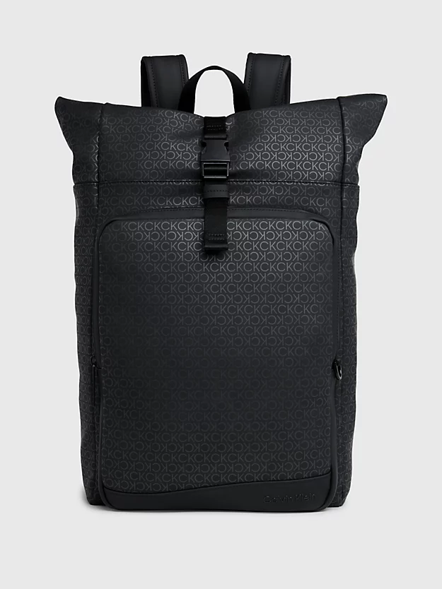 Mochila com fecho de enrolar e logotipo.